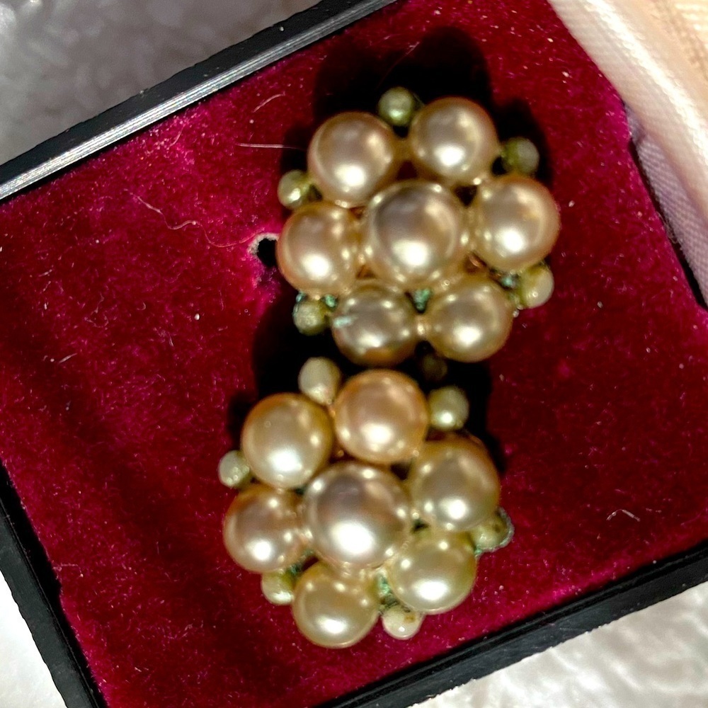 Vintage faux pearl earrings screw backs. Box 12 - Picture 1 of 2